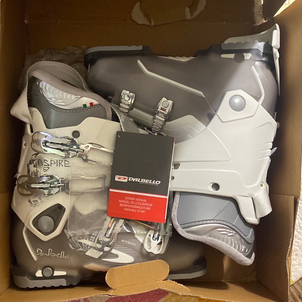 NWT Dalbello Skiboots sz 8, 39 1/2